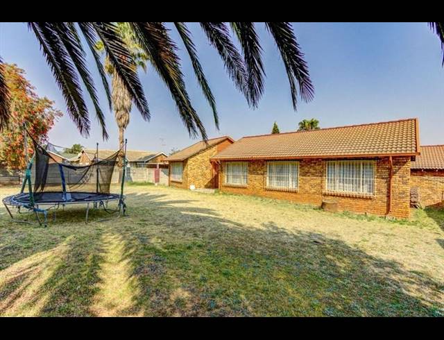 3 BEDROOM HOUSE FOR SALE IN VAN RIEBEECK PARK